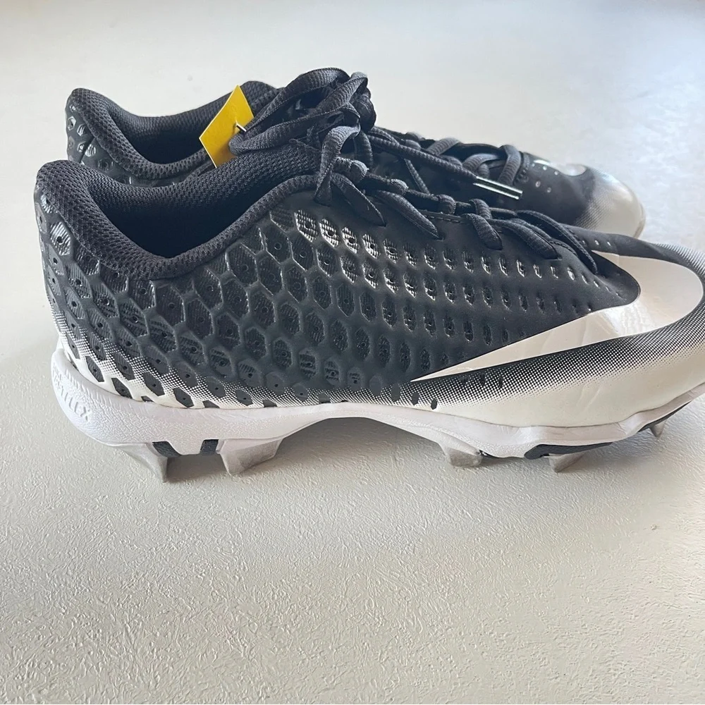 Nike Vapor Fastflex Gray and White Cleats in size 6Y